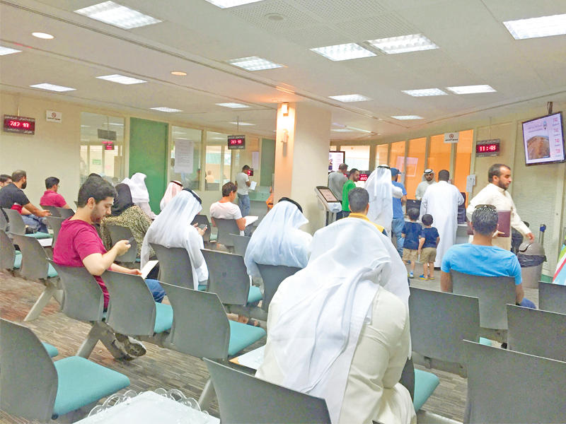 «الجريدة» ترصد إقبالاً كبيراً من المواطنين في صالة خدمة المواطن أمس