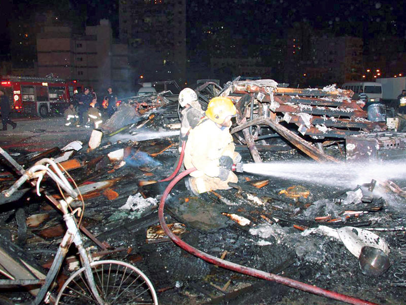 رجال الإطفاء يكافحون الحريق 