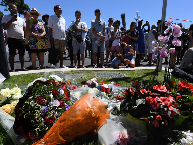 تجمع داعم لضحايا الاعتداء في نيس