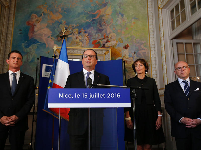 الرئيس الفرنسي هولاند متحدثاً في مدينة نيس وبجانبه رئيس الوزراء مانويل فالس ووزير الداخلية بيرنار كازنوف ووزيرة الصحة ماريسول تورين