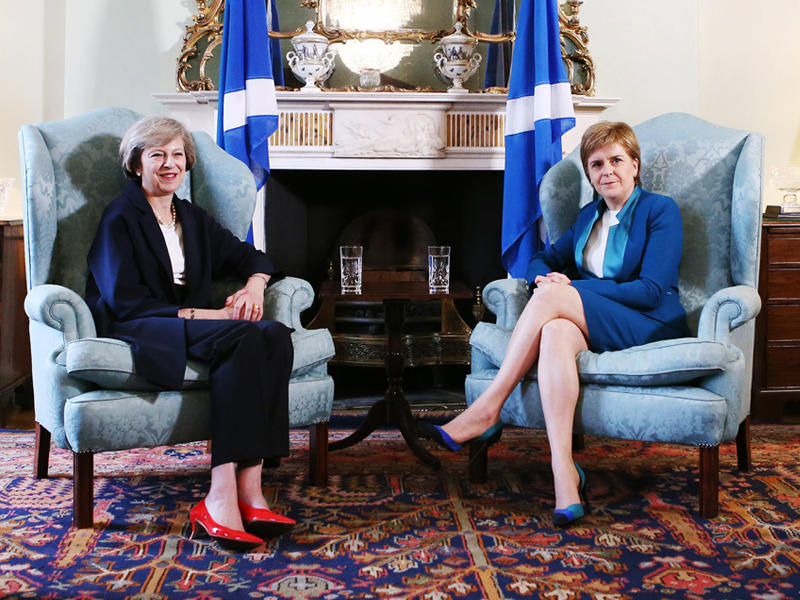  تيريزا ماي خلال لقائها بنظيرتها الاسكتلندية نيكولا ستورجن