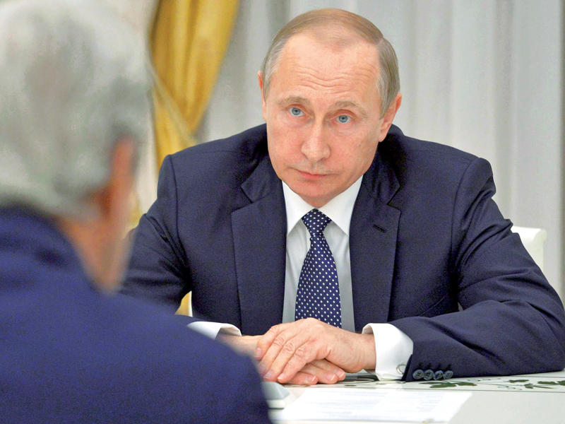 بوتين مستمعاً لكيري في الكرملين مساء أمس الأول   (رويترز)