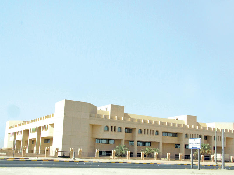 مبنى «السكنية» وفي الإطار خريطة المشاريع الإسكانية القائمة