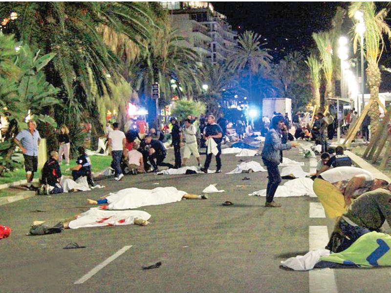 جثث متناثرة على جادة «برومناد ديزانغليه» في نيس مساء أمس الأول