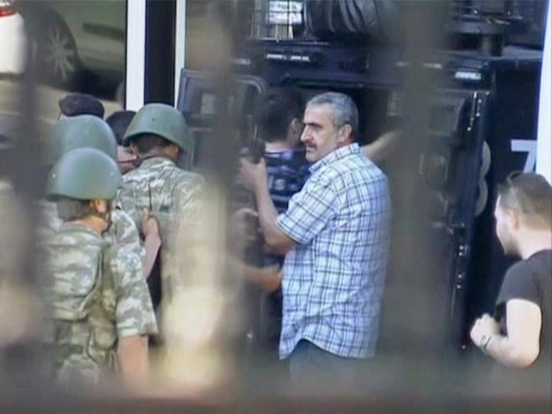 جانب من اعتقال جنود شاركوا في محاولة الإنقلاب