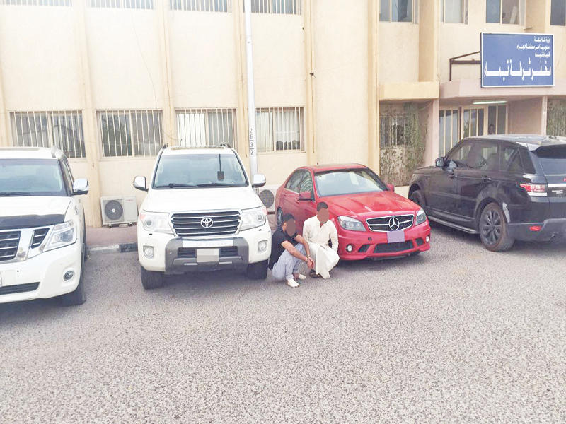 السيارات المسروقة وأمامها المتهمان