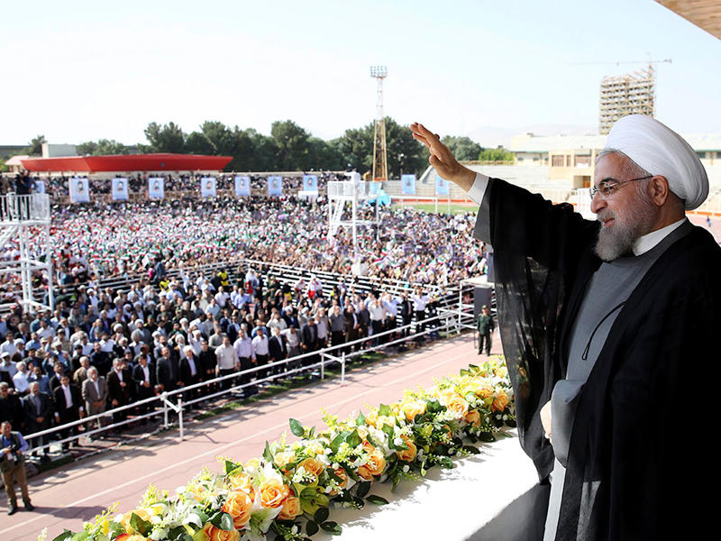 روحاني ملوحاً للجماهير خلال خطاب له في محافظة كرمنشاه اليوم الأحد