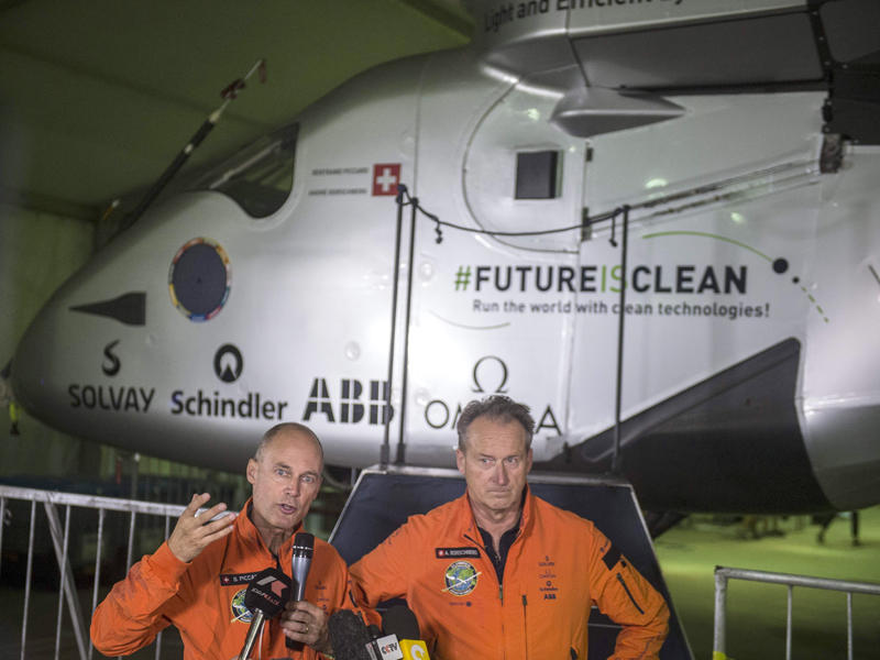 الطياران السويسريان أندريه بورشبيرج ووبرتران بيكار خلال وصولهم إلى القاهرة