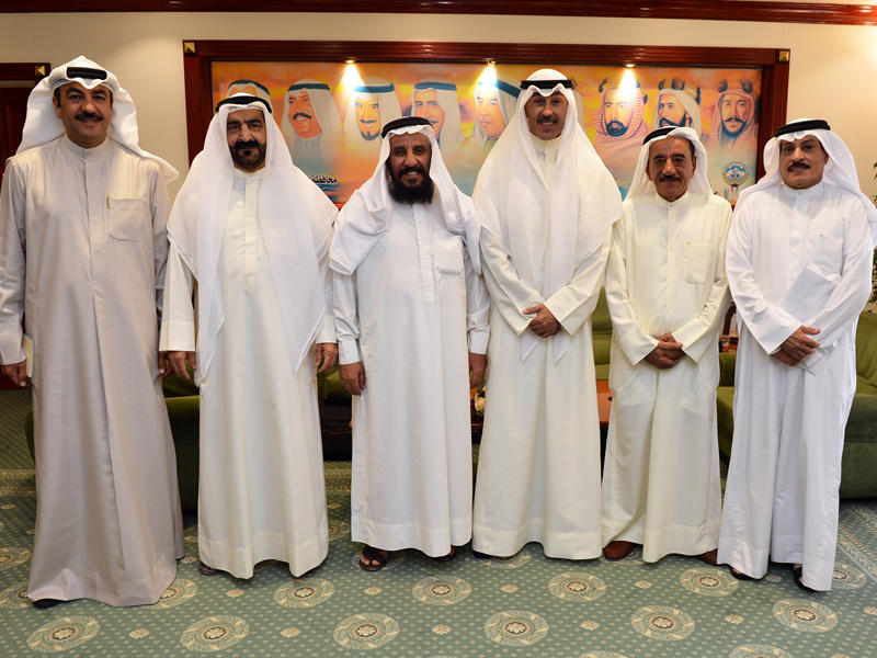 الخالد متوسطاً أعضاء لجنة المحافظة على الهوية التراثية لمدينة الأحمدي