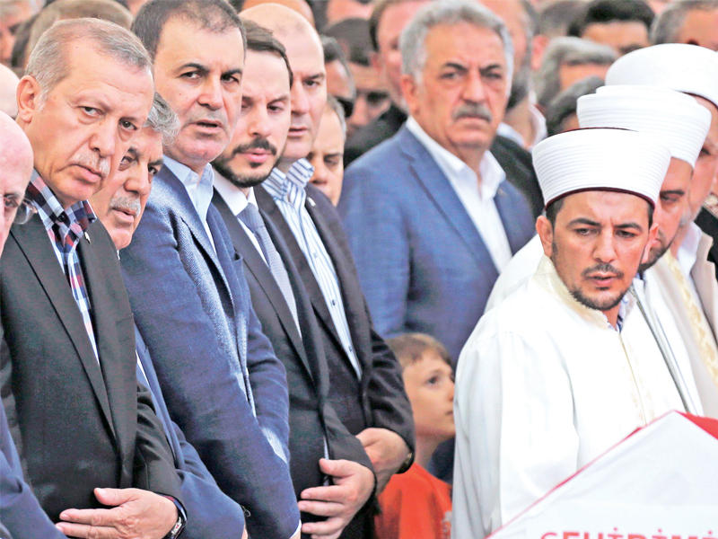 إردوغان في مسجد الفاتح بإسطنبول أمس خلال الصلاة على احد القتلى الذين سقطوا في المواجهات (رويترز)