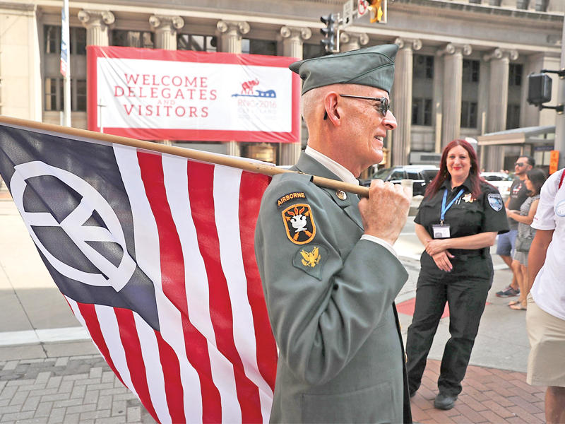 متظاهر ضد العنف يستعد لمؤتمر الجمهوريين في كليفلاند أمس (أ ف ب)
