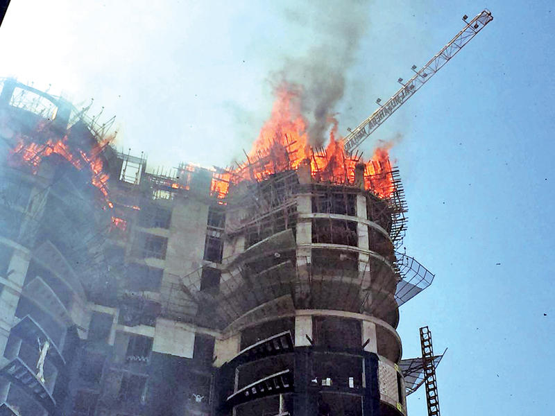 النيران تندلع في المبنى 