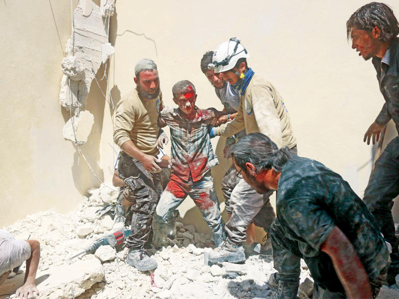  سوريون يجلون مصاباً في غارات نظامية على شرق حلب أمس  (أ ف ب)