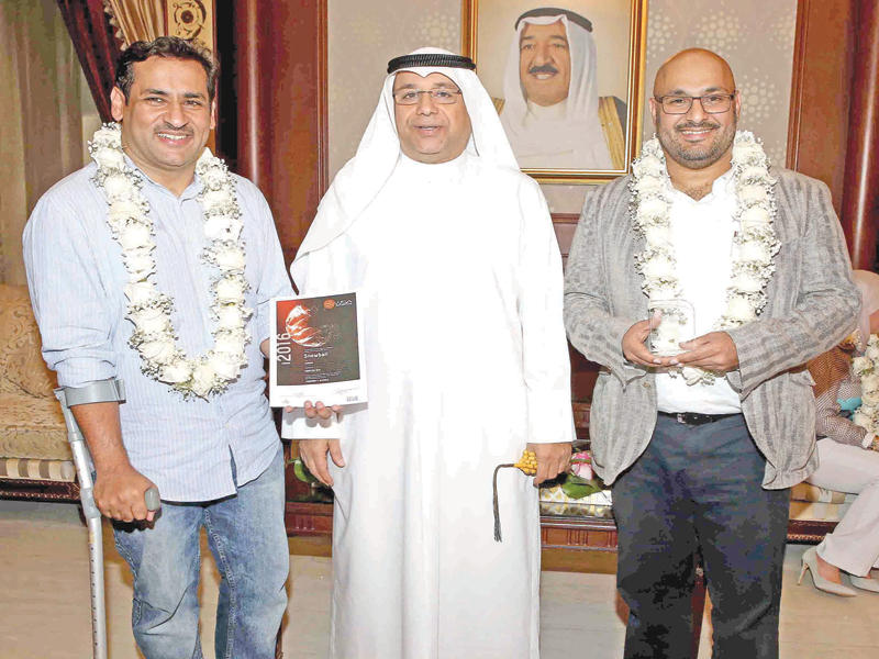 د. عمر البناي  متوسطاً المهندسين أحمد الصالح وناصر الخالديn