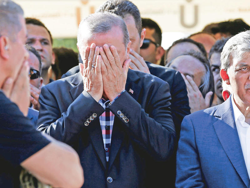 إردوغان في إسطنبول أمس، خلال جنازة صديقه ارول اولكوك ونجله اللذين قتلا برصاص الانقلابيينt (إي بي أيه)