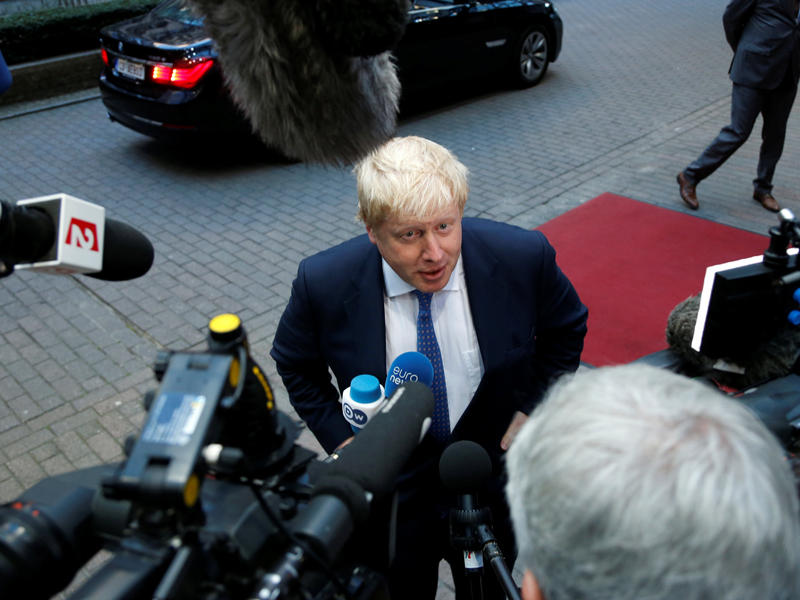 بوريس جونسون خلال وصوله إلى اجتماع وزراء خارجية أوروبا في بروكسل