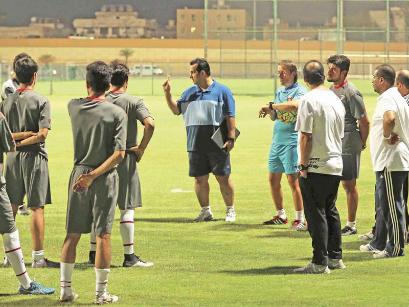 ظاهر العدواني والجهاز الفني والإداري خلال التدريب الأول للفريقn