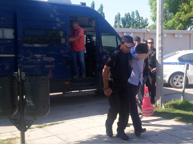 رجال الشرطة اليوانيين خلال احضارهم الجنود الاتراك إلى محكمة اللجوء السياسي