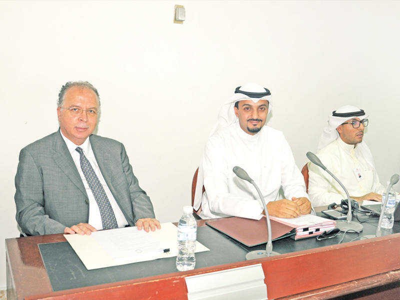 الأنصاري متوسطاً اجتماع الجمعية العمومية t(تصوير عثمان الشعيب)