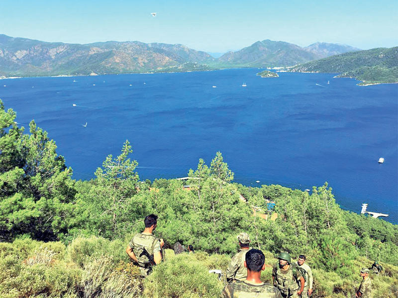 جنود أتراك خلال حملة بحث عن انقلابيين في أحراج مرمريس أمس  (الأناضول) 