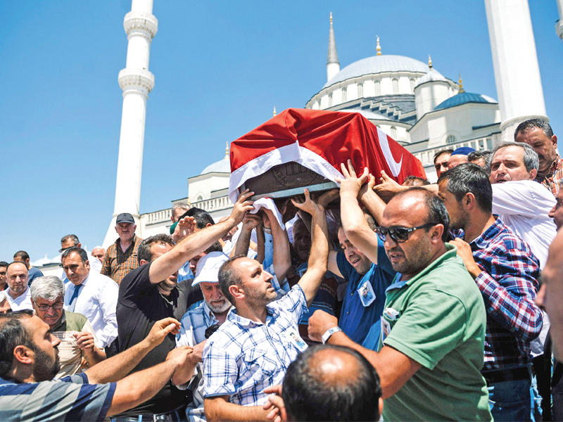 تشييع أحد القتلى الذين سقطوا في الانقلاب في أنقرة أمس (أ ف ب)