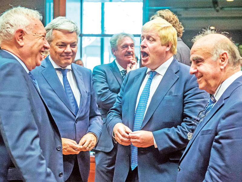 جونسون بين عدد من نظرائه وموظفين أوروبيين في بروكسل أمس (إي بي أيه)