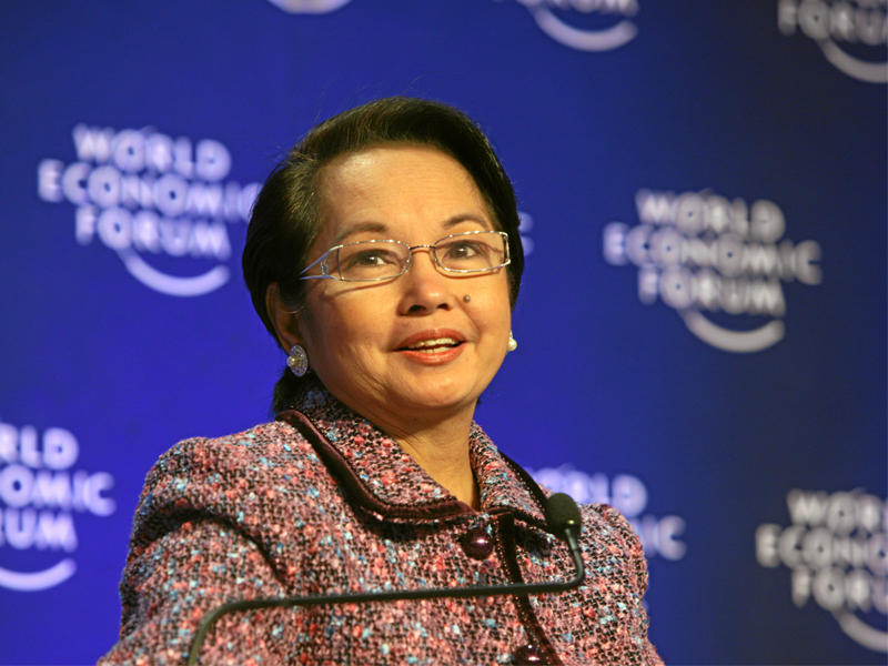 جلوريا ماكاباجال أرويو