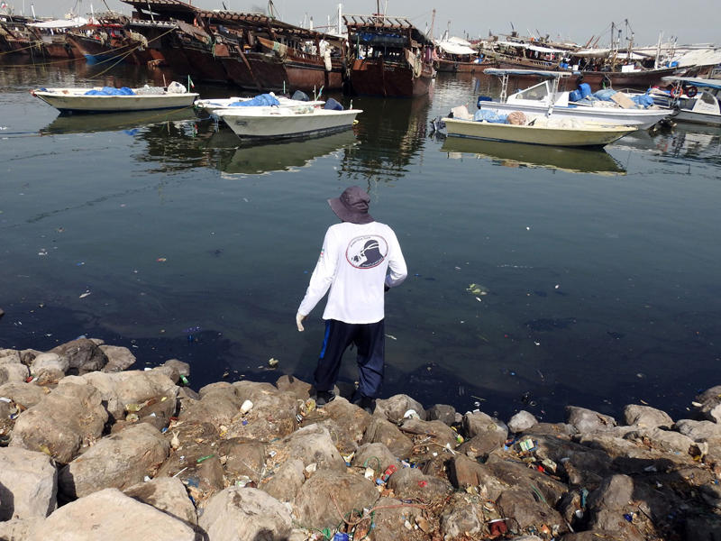 فريق الغوص خلال رفع المخلفات البلاستيكية والخشبية وشباك الصيد المهملة