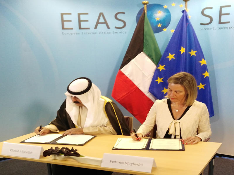 الجارالله وموغيريني أثناء توقيع الاتفاقية