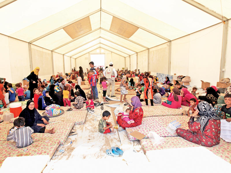 مخيم للنازحين قرب منطقة القيارة أمس الأول  (رويترز)