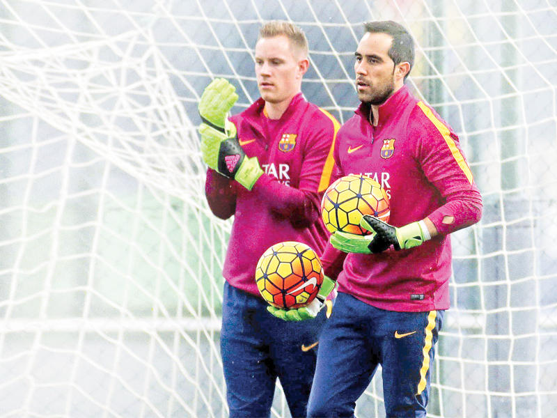 كلاوديو برافو وتير شتيغن في تدريب سابق للفريق