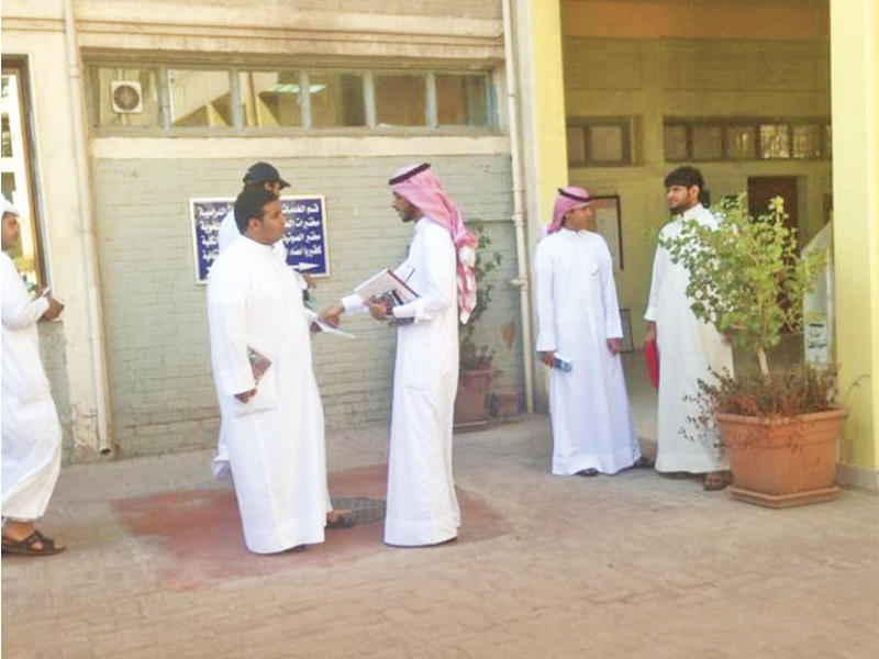 طلبة ينتظرون خارج الفصول الدراسية في كلية الآداب n