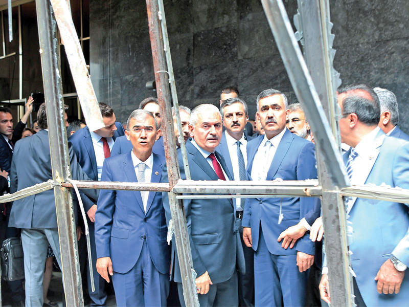 يلدريم يتفقد أمس مجلس النواب التركي في أنقرة الذي تعرض لقصف من الانقلابيين  (أ ف ب)