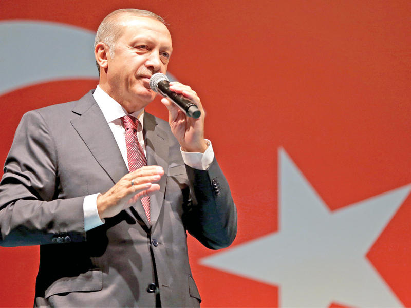 أردوغان متحدثا إلى انصاره خارج مقره في اسطنبول مساء أمس الأول (رويترز)