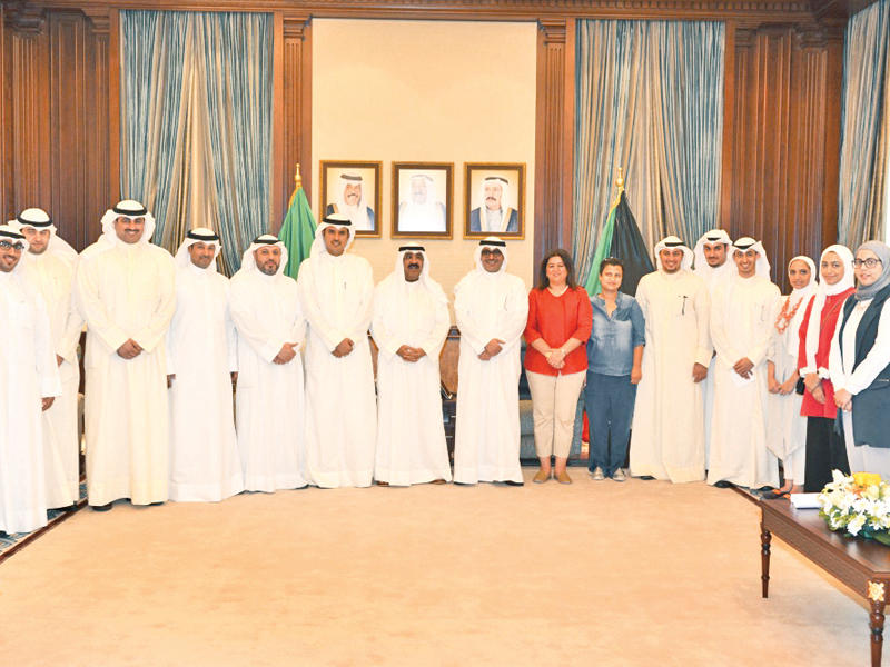 مشعل الأحمد مستقبلاً أعضاء جهاز متابعة الأداء الحكومي