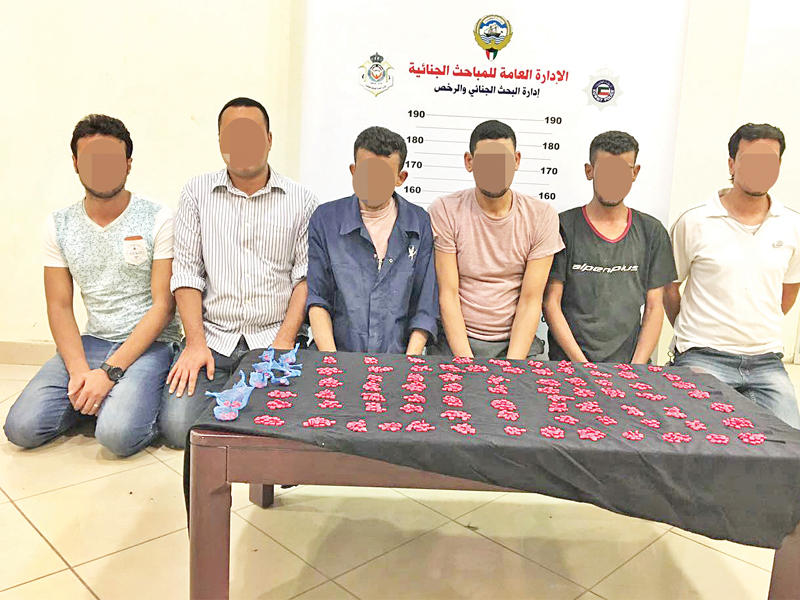 المتهمون وأمامهم المخدرات