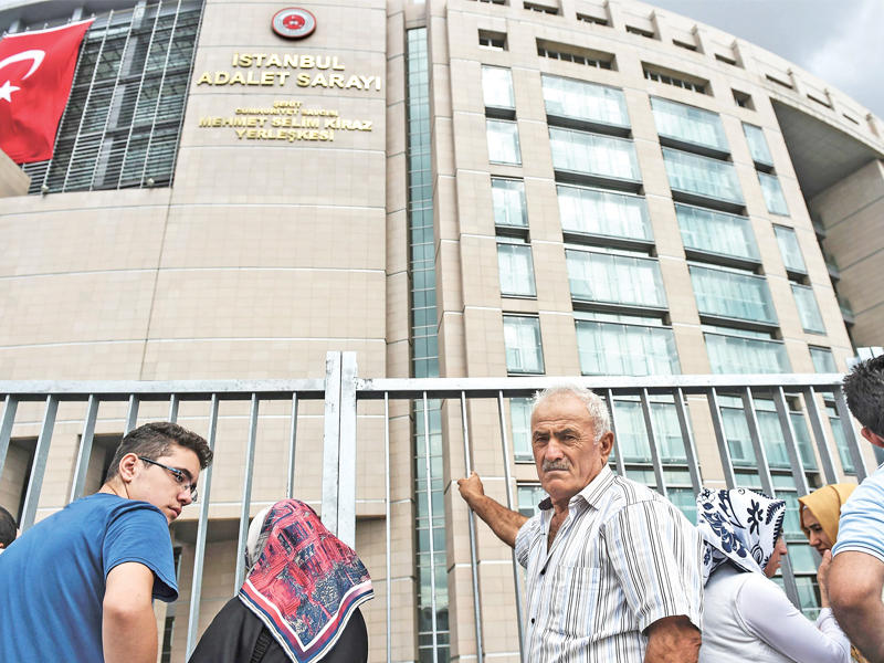 أقارب جنود انقلابيين أمام قصر العدل في إسطنبول بانتظار محاكمتهم أمس (أ ف ب) 