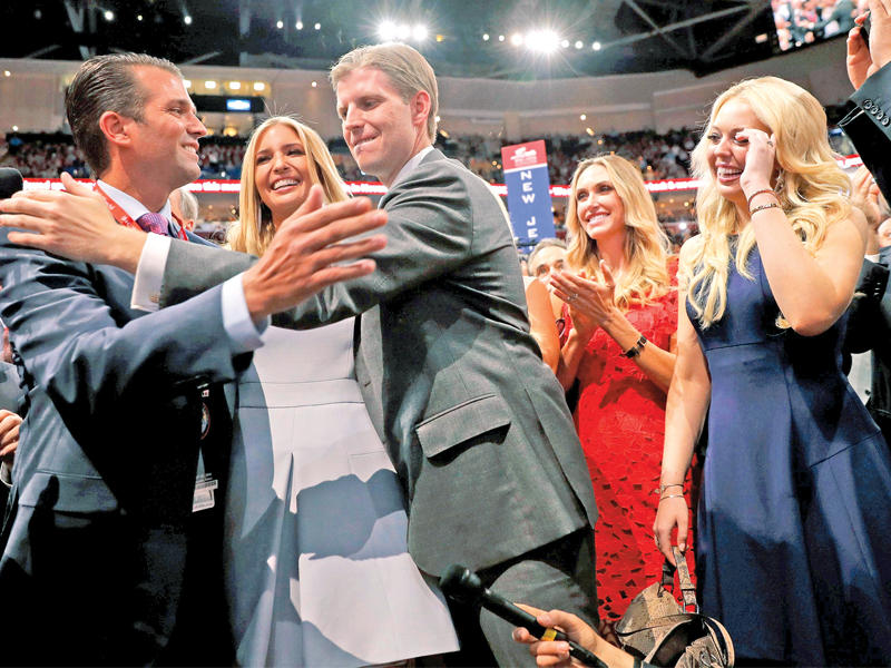 أسرة ترامب تحتفل بتسميته مرشحاً للحزب الجمهوري في كليفلاند بأوهايو أمس الأول  (رويترز)