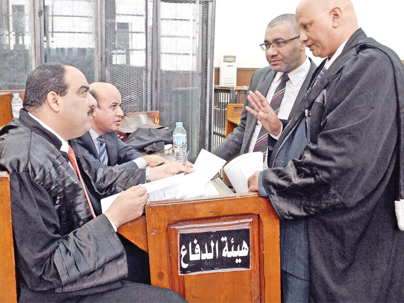هيئة الدفاع عن المتهمين في قضية مكتب الإرشاد تتشاور قبل نظر القضية بالقاهرة أمس  (الجريدة)