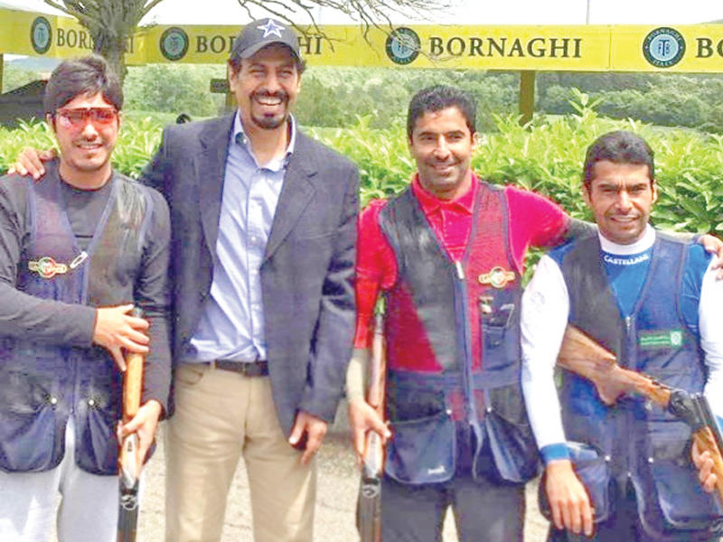 سفير الكويت مستقبلا وفد اتحاد الرماية 