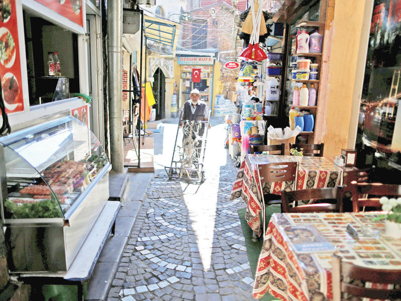 أحد الأسواق الشعبية في إسطنبول (رويترز)