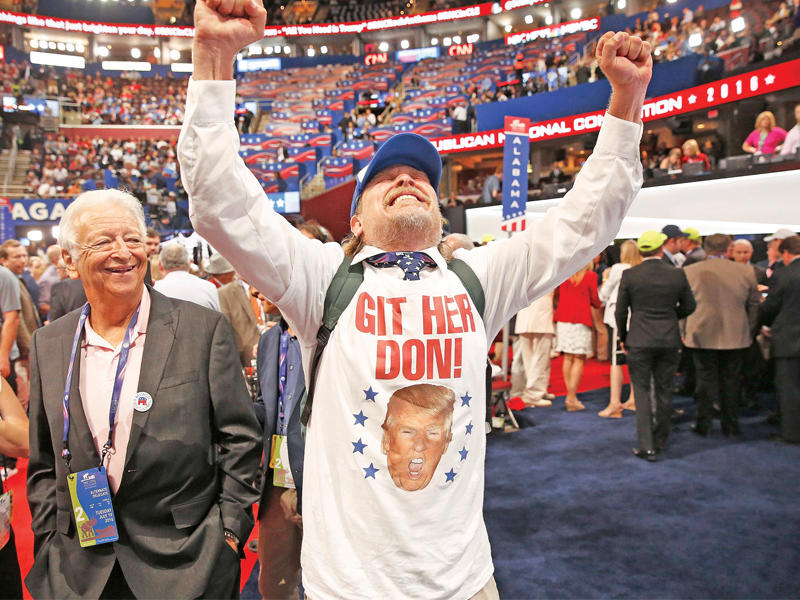جمهوري يحتفل بعد إعلان ترامب مرشحاً رسمياً في كليفلاند مساء أمس الأول (اي بي ايه)