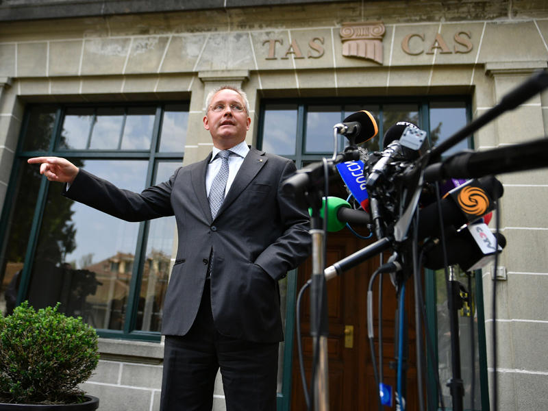 الأمين العام لمحكمة التحكيم الرياضي ماثيو ريب يتلو الحكم