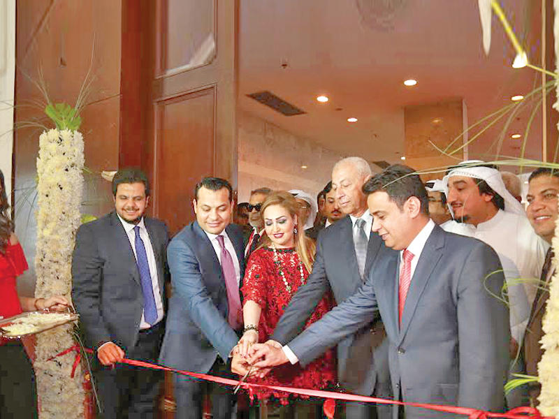 قص شريط افتتاح المعرض