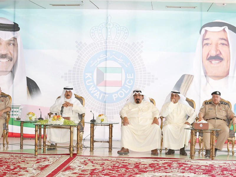 ... ومتوسطاً قيادات الداخلية