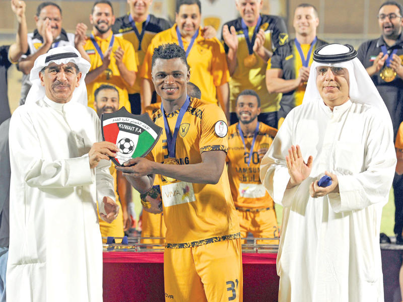 رشيد سوماليا يحمل درع الرديف