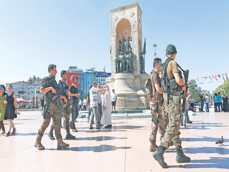 جنود أتراك في ميدان تقسيم وسط إسطنبول أمس (إي بي أيه)