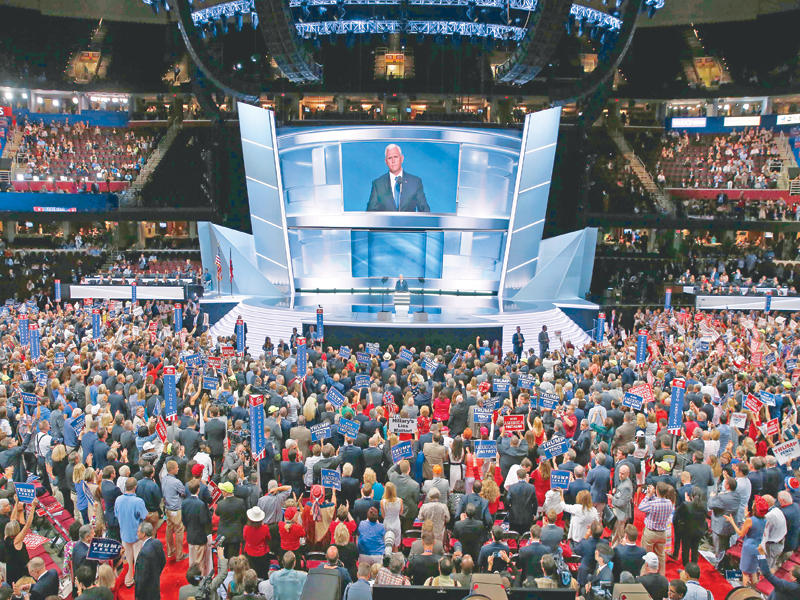 بنس متحدثاً أمام المؤتمر الجمهوري في كليفلاند مساء أمس الأول (إي بي ايه)