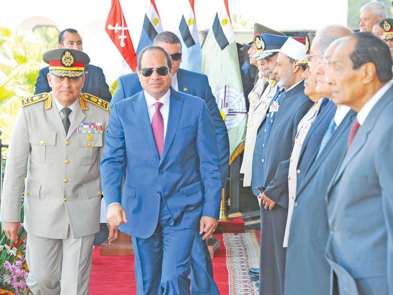 السيسي لدى وصوله إلى حفل تخرج دفعة جديدة من طلاب الكلية الحربية في القاهرة أمس  (الجريدة)