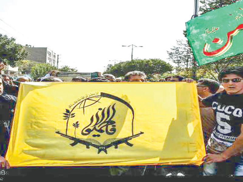 جانب من تشييع أحد أعضاء «لواء فاطميون» الذي يقاتل في سورية، في طهران أمس (ارنا) 